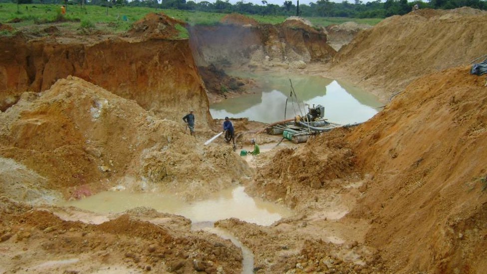 Polícia Ambiental fecha garimpo clandestino e apreende maquinário pesado em operação em Mato Grosso Polícia Ambiental fecha garimpo clandestino e apreende maquinário pesado em operação em Mato Grosso