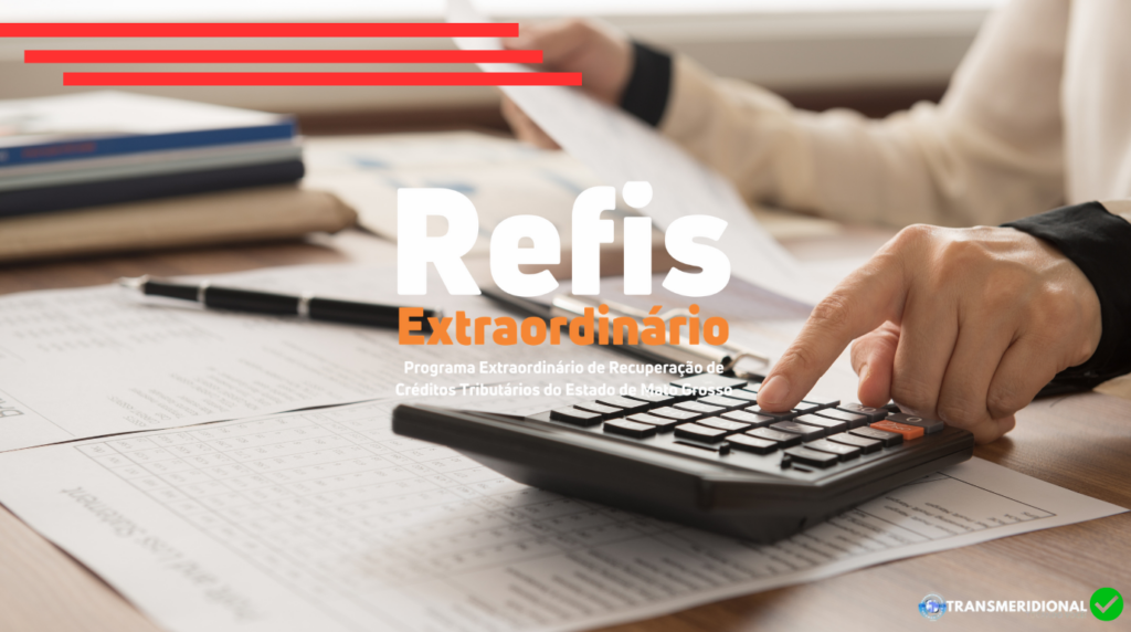 Mão utilizando calculadora sobre papéis de planejamento financeiro com o texto Refis Extraordinário de Mato Grosso e logo do portal Transmeridional.