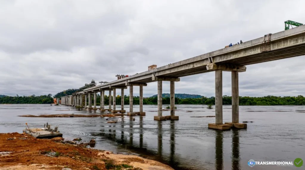 Ponte em construção em rio de MT, paisagem ribeirinha.