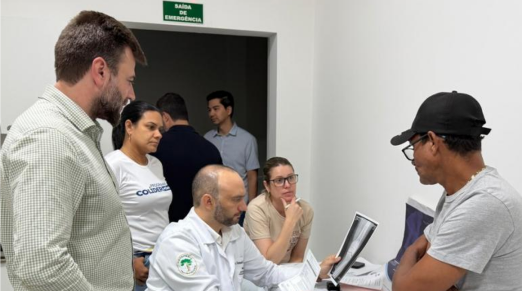 Prefeito Rodrigo Benassi, médico, enfermeira e secretária de saúde examinam paciente ortopédico.