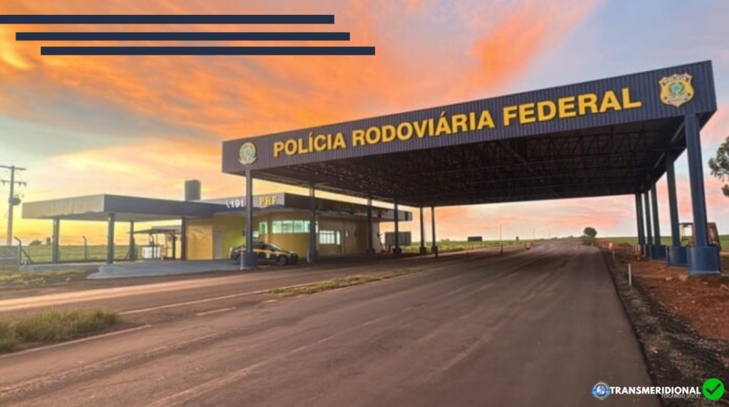 Posto da PRF com crepúsculo, alaranjado, viaturas paradas e pista vazia.