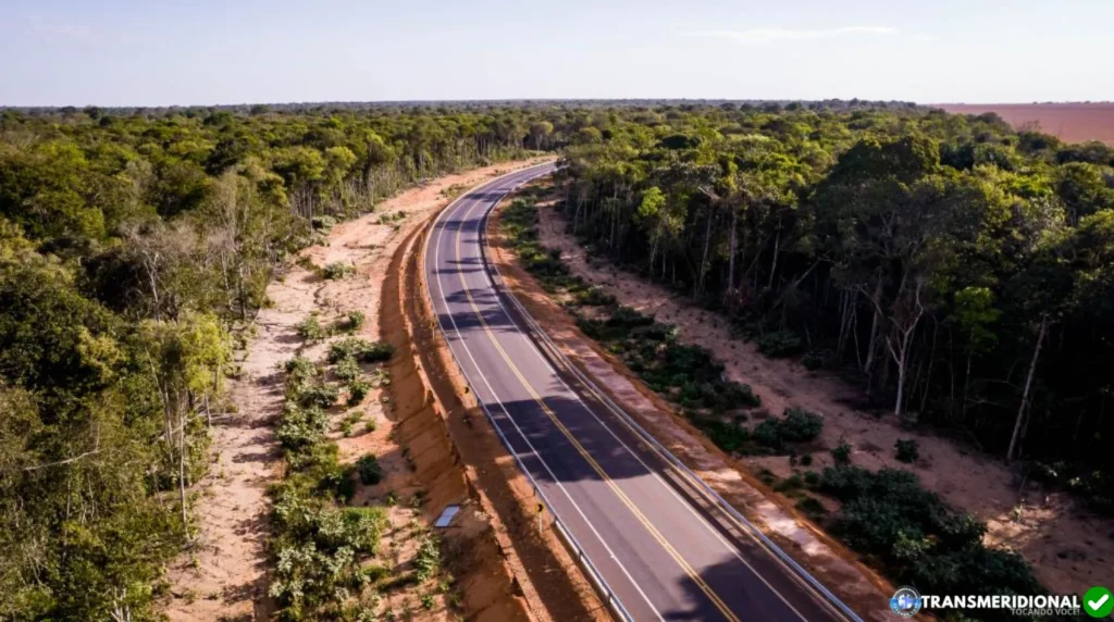Mato Grosso supera marca histórica de 7 mil km de asfalto e fortalece corredores logísticos rumo à BR-163 e ao Arco Norte