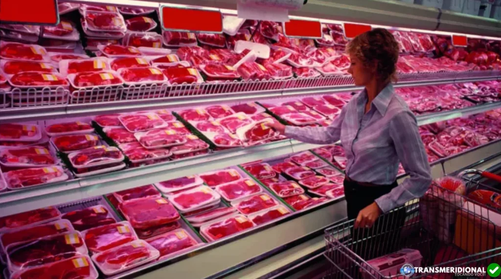 Consumidora da Europa selecionando produtos de carne em uma gôndola de mercado style=