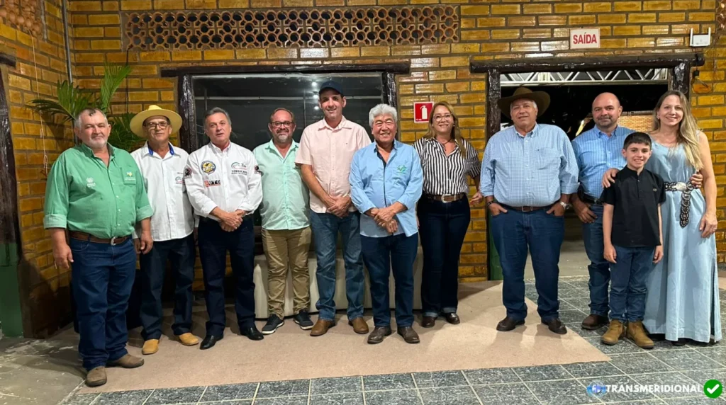 Foto oficial dos palestrantes da Famato com a diretoria do Sindirural Colíder style=